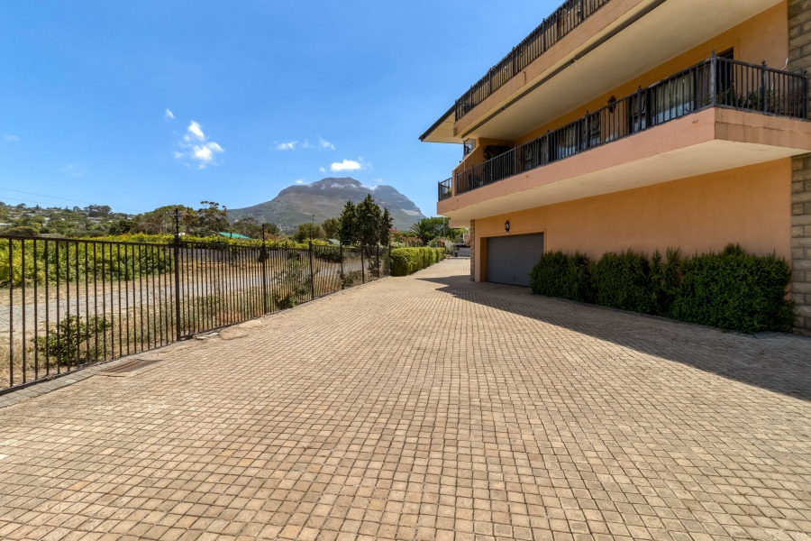 2 Bedroom Property for Sale in Stuarts Hill Western Cape